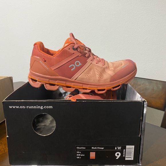 On cloud shoes multiple sizes, price is per pair - Picture 2 of 2